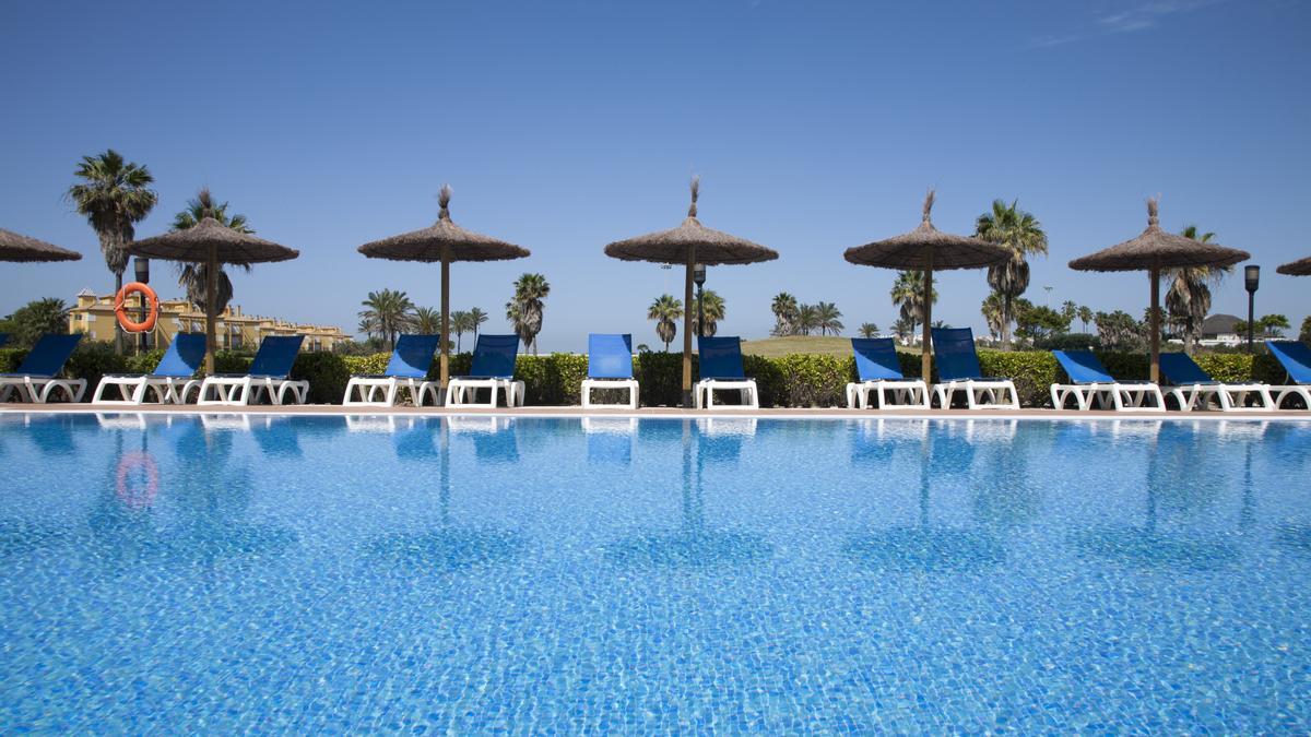 Hamacas en la piscina de un hotel