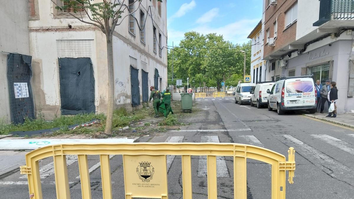 Adiós a la estructura metálica de los pabellones militares de Plasencia que bloqueaba el acceso al barrio de Miralvalle.