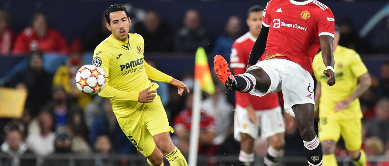 El jugador del Villarreal Dani Parejo ante el futbolista del Manchester United Paul Pogba.