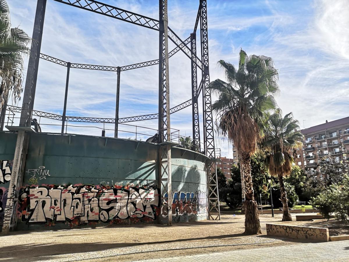 Así es el Gasómetro de Lebón, un testido del pasado industrial de la ciudad