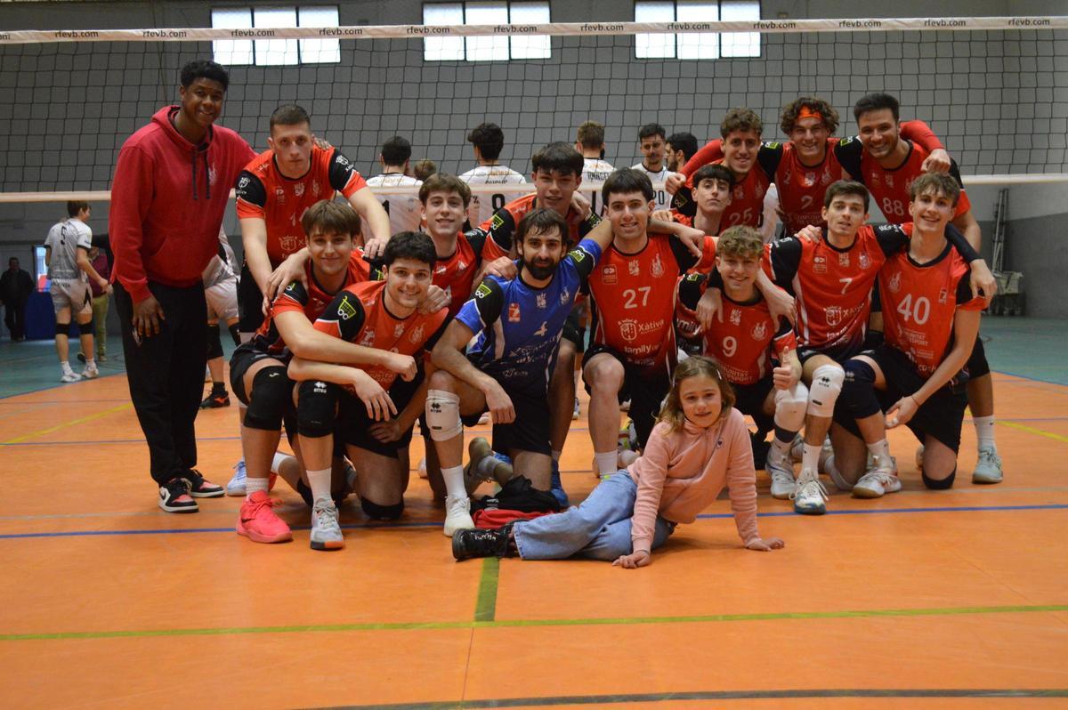 Los chicos del Xàtiva Voleibol de superliga2 tras el último partido de liga.