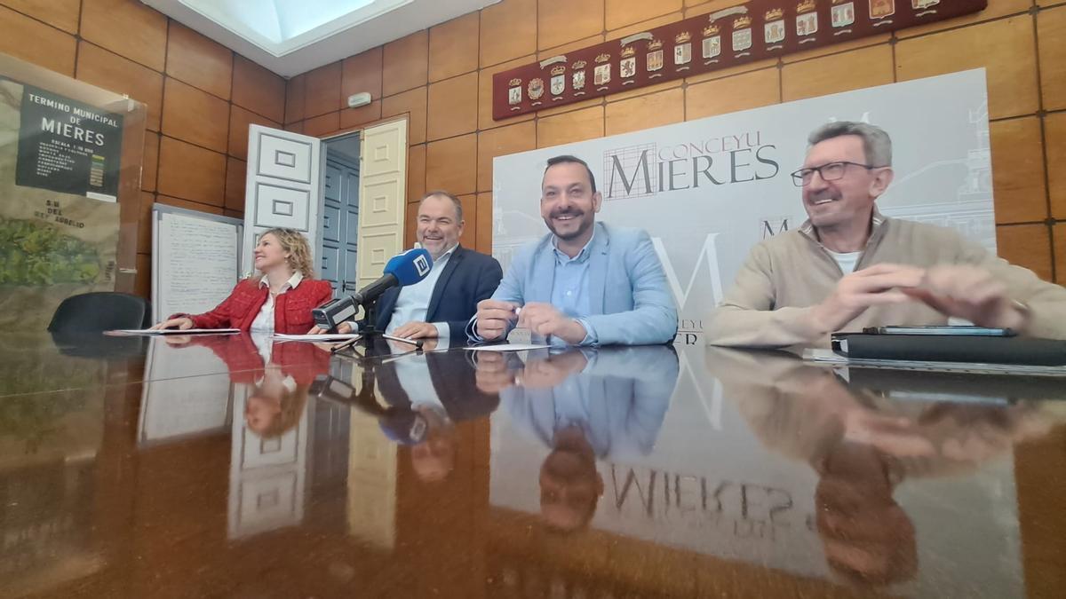 Por la izquierda, Leticia Fernández, Carlos Paniceres, Manuel Ángel Álvarez (alcalde) y el concejal Francisco García.