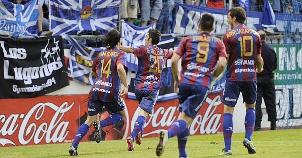 Guille Roldán celebra un gol ante el Real Oviedo en aquel 'play off' con el Eibar.