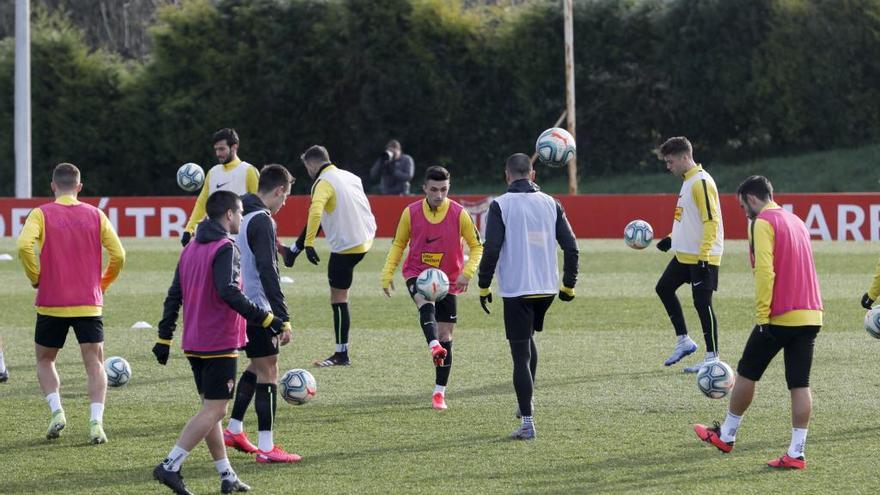 La plantilla del Sporting, entrenándose en Mareo.