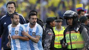 Javier Mascherano és expulsat per donar una puntada de peu al portalliteres que el trasllada fora del camp després de patir una lesió.