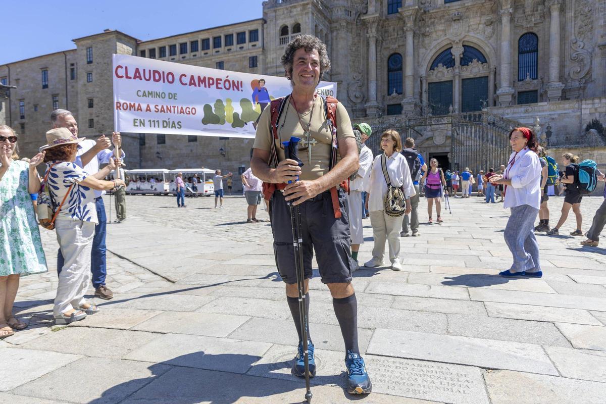 El italiano Claudio Minghetti, este miércoles, en el Obradoiro, tras completar el Camino desde Roma.