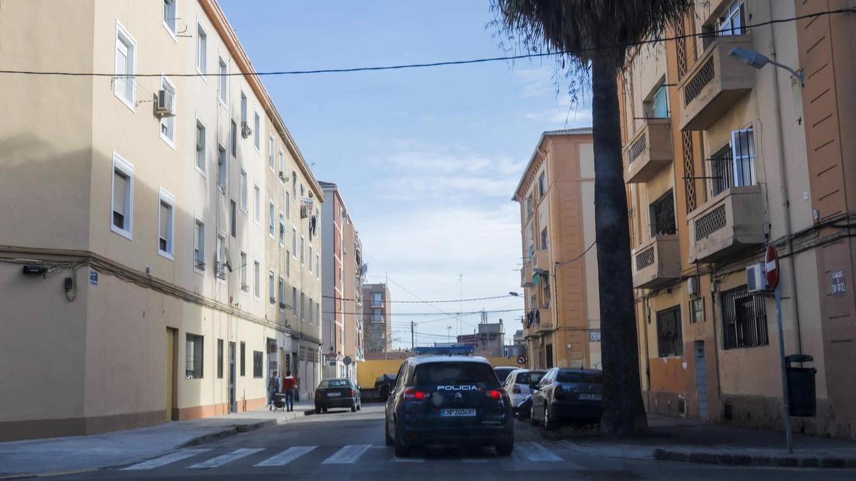 Los propietarios de las Casitas Rosas exigen que antes de derribar los bloques se garantice el futuro de los vecinos