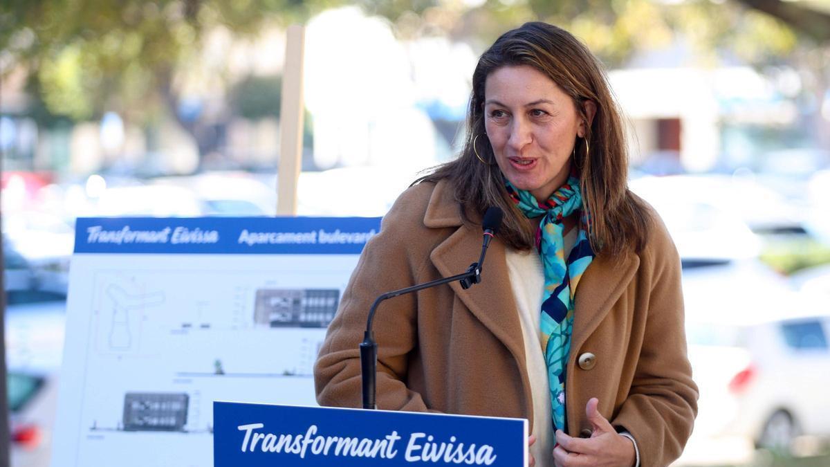 Blanca Hernández, concejala de Obras del Ayuntamiento de Ibiza, durante la presentación del anteproyecto del aparcamiento en el bulevar Abel Matutes.