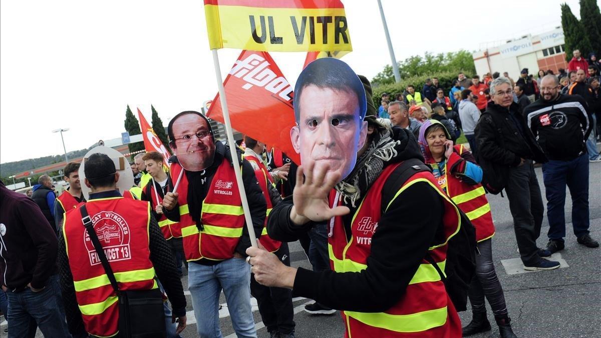 Sindicalistas manifestándose con una careta de Manuel Valls, en el huelga contra su reforma laboral del 2016.