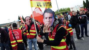 Sindicalistas manifestándose con una careta de Manuel Valls, en el huelga contra su reforma laboral del 2016.