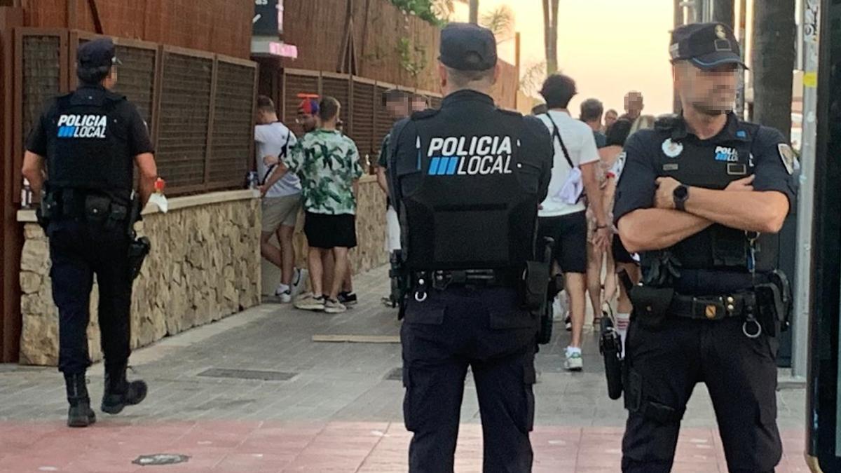 Symbolfoto: Eine Streife der Ortspolizei an der Playa de Palma.