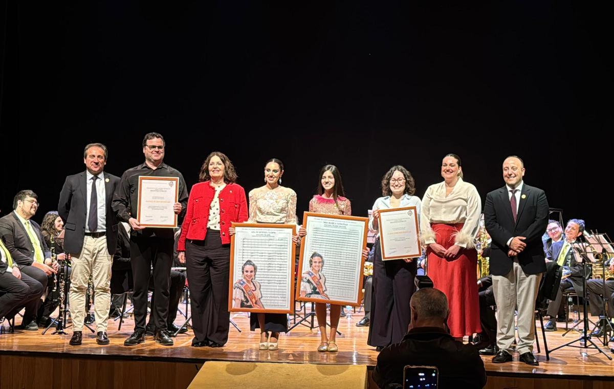 Momento de la entrega de las partituras a las falleras mayores
