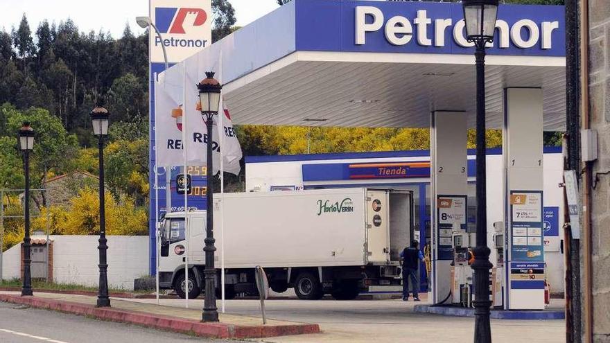 La gasolinera de Dozón fue asaltada en la noche del pasado miércoles. // Bernabé/Javier Lalín