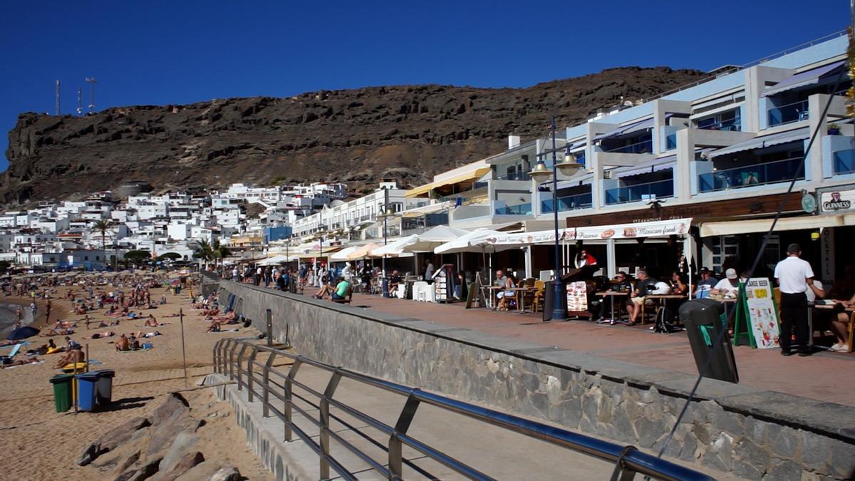 Avenida anexa a la playa de Mogán, una de las zonas comerciales abiertas del municipio.