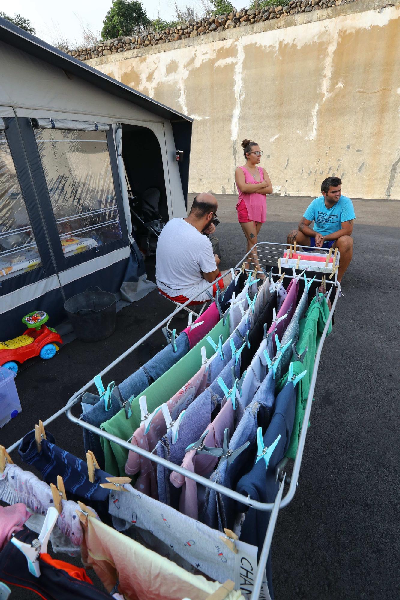 La vida en una caravana 46 días después de la erupción en La Palma