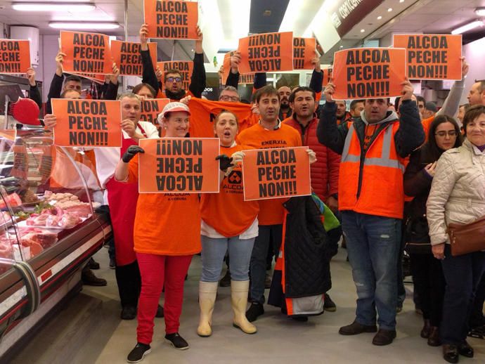 Trabajadores de Alcoa, en los mercados de A Coruña