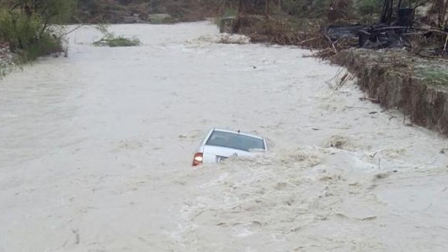 Rescatan a un hombre de un coche arrastrado por un río