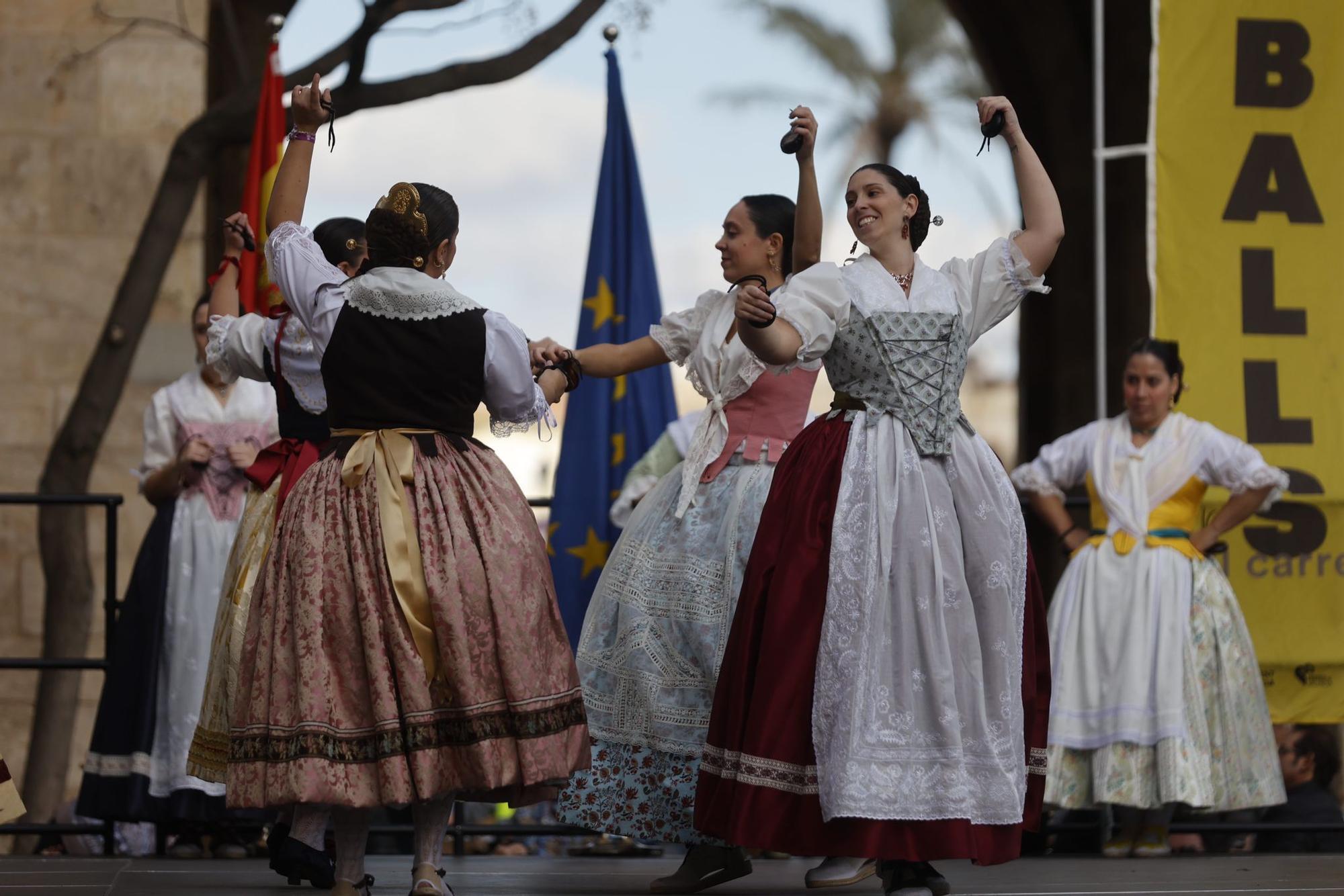 Los Balls al Carrer se estrenan a los pies de las Torres de Serranos