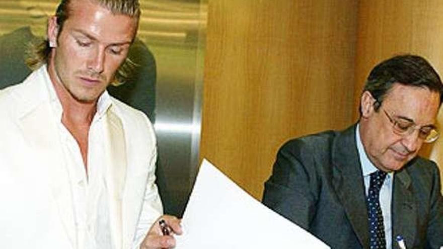 Beckhamy Florentino Pérez, durante la firma del contrato.