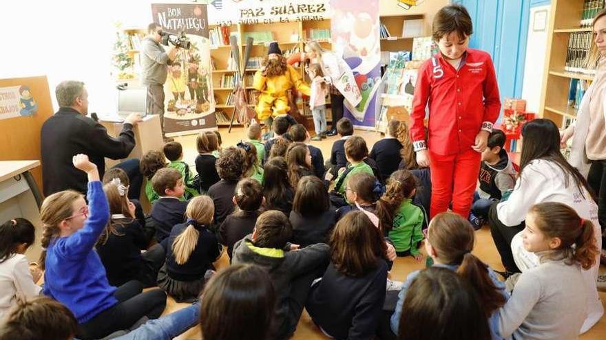 El Anguleru, Adriana González, directora del colegio de La Arena, y una de las alumnas.