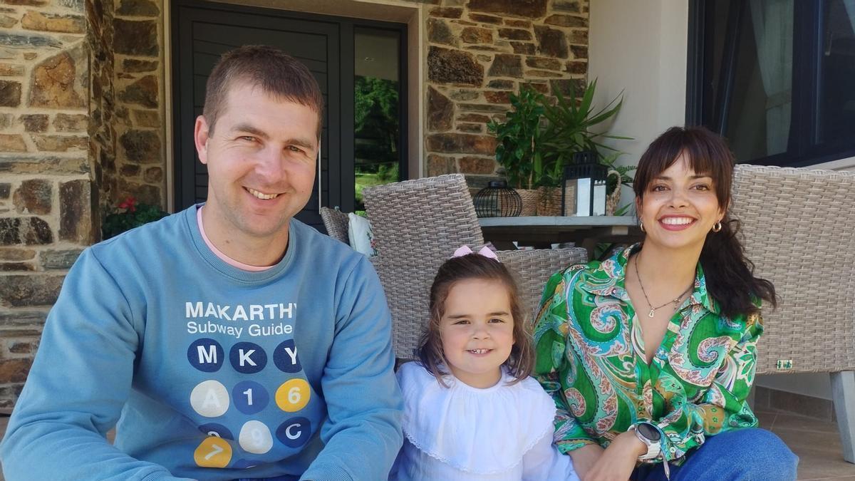 Christian Menéndez, Mía Menéndez y Cristina Suárez en su casa de Peñaflor.