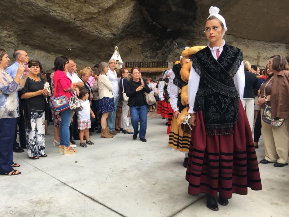 Misa en el santuario de la Cueva en Piloña