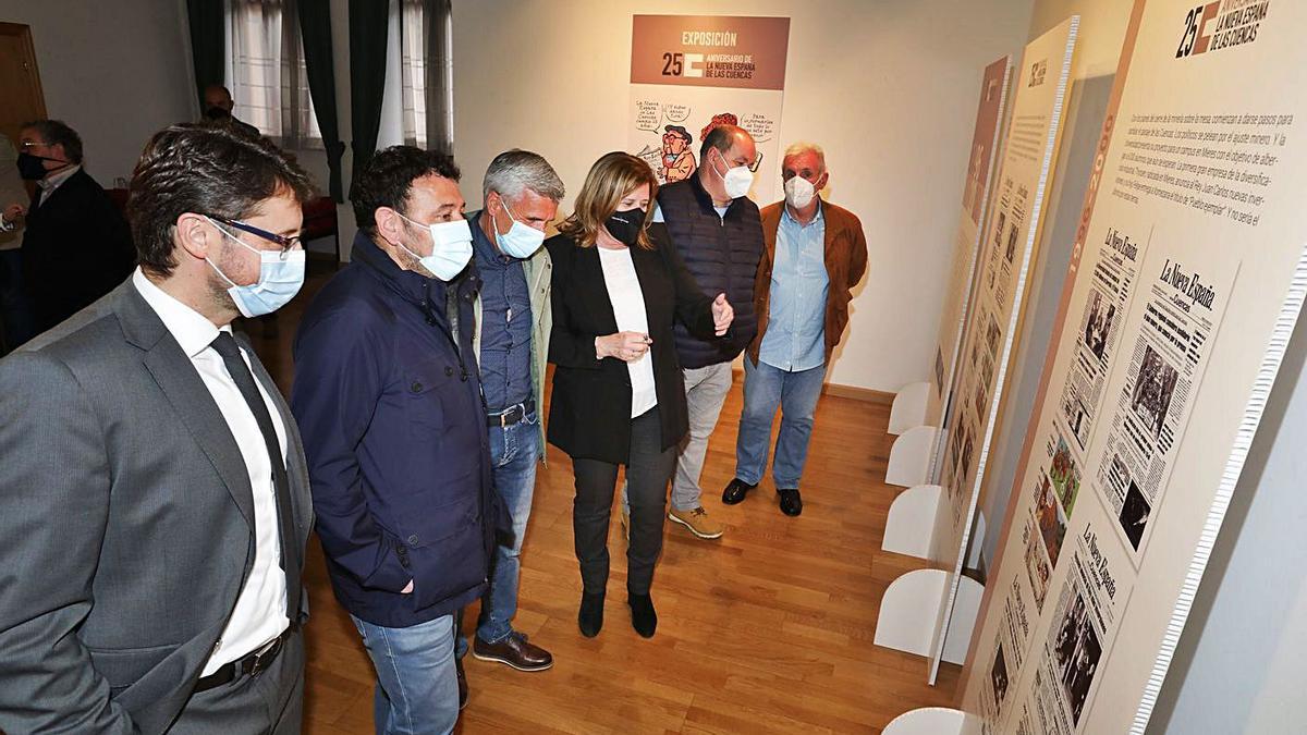 El consejero de Industria, Enrique Fernández, y los alcaldes del Nalón contemplan la muestra en Sama. | Juan Plaza