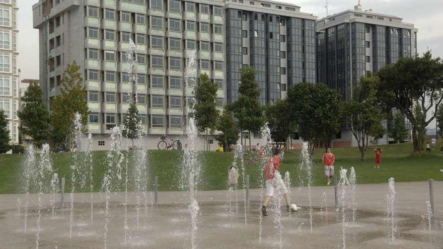 Niños jugando en el parque de Vioño.