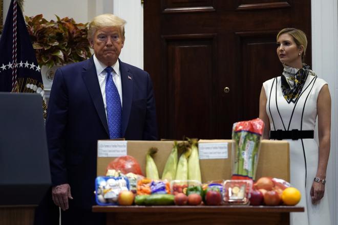 El presidente de los Estados Unidos junto a Ivanka Trump