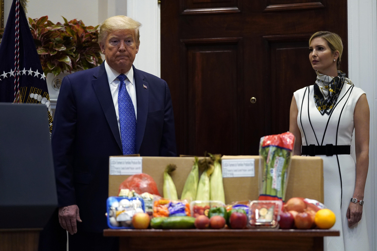 El presidente de los Estados Unidos junto a Ivanka Trump