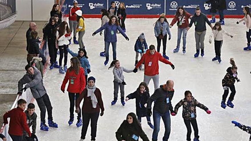 Girona La pista de gel s&#039;omple de patinadors