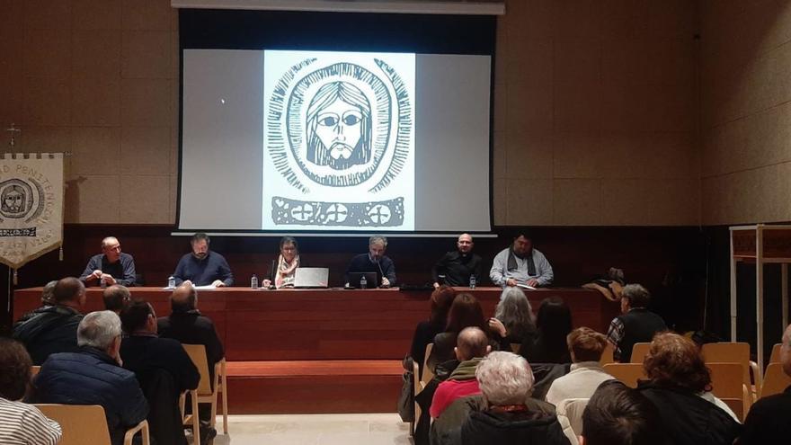 Asistentes y directiva de Luz y Vida en el salón de actos del Museo Etnográfico. | HERMANDAD DE LUZ Y VIDA