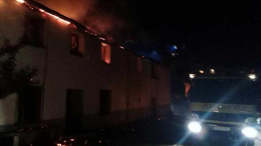 Un fuego calcina parte de una casa en Ibias