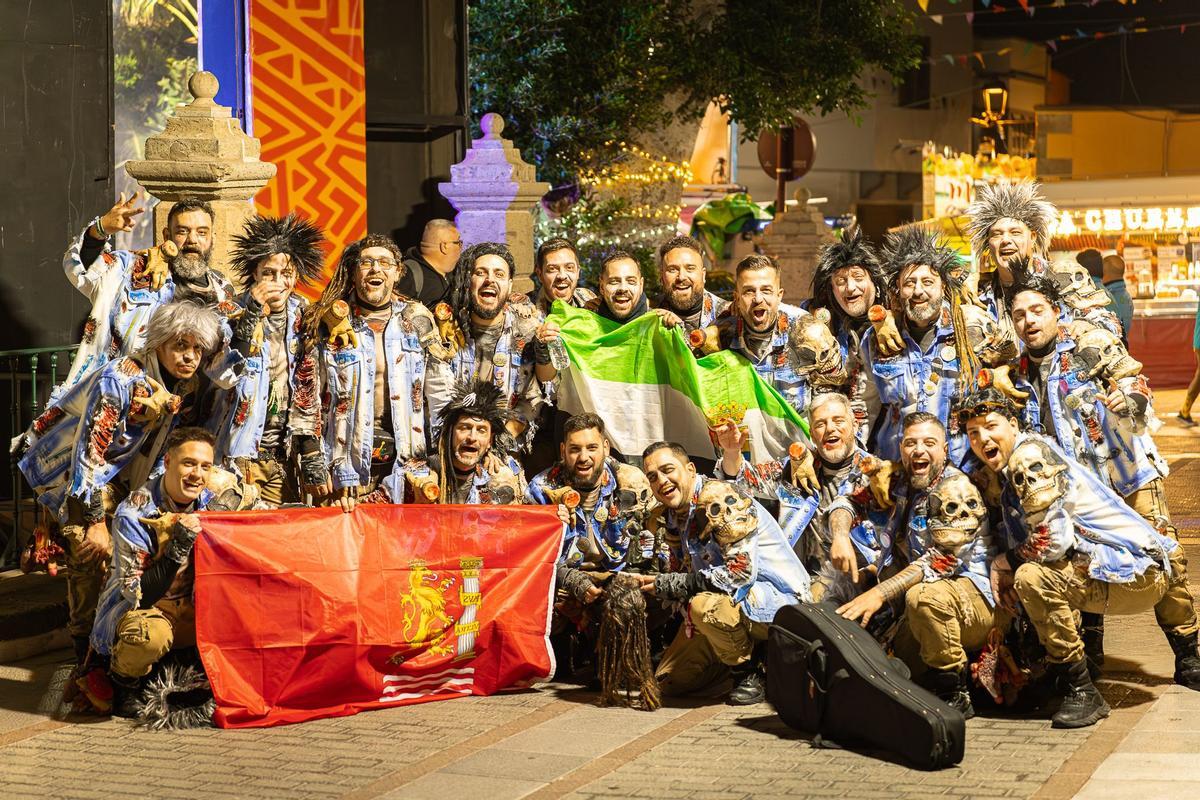 La murga Marwan en la plaza de Agüimes (Gran Canaria) con las banderas de Badajoz y Extremadura.