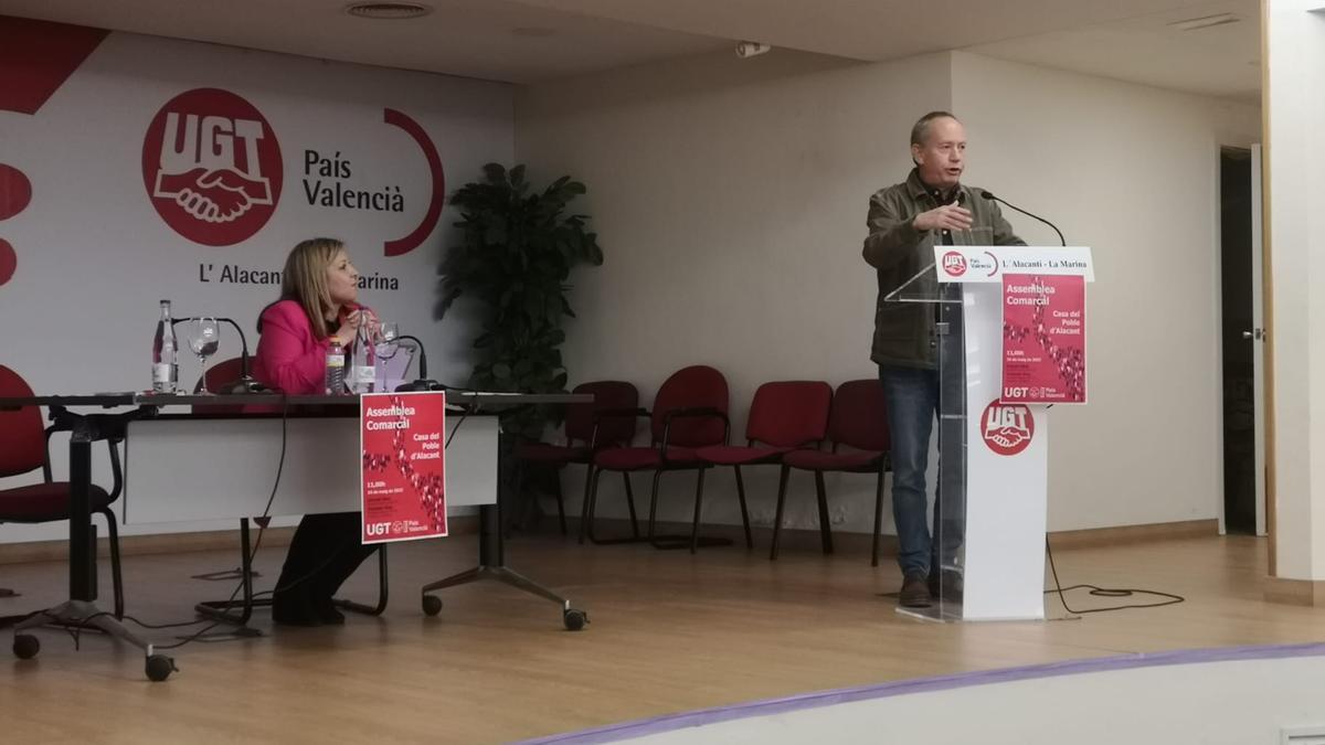 Yolanda Díaz e Ismael Sáez, durante la asamblea comarcal de UGT en l'Alacantí-La Marina.