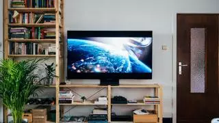 Con qué limpiar la pantalla de la tele para no dañarla: sigue los consejos de los expertos