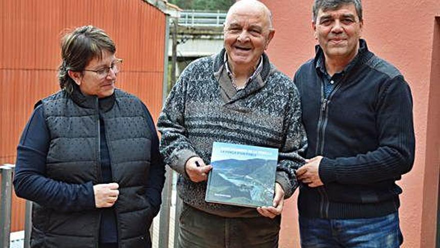 Al centre, Josep Ramon López, amb l&#039;alcalde de Cercs, Jesús Calderer, i la historiadora Rosa Serra, ahir