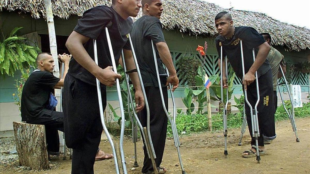 Paramilitares colombianos mutilados por minas antipersona descansan en un hospital.