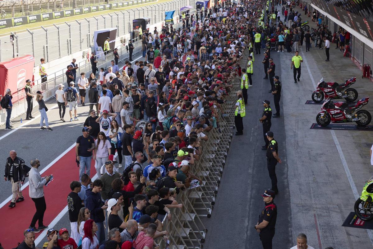 El 'pit lane' del Circuit de Barcelona-Catalunya se llenó de aficionados