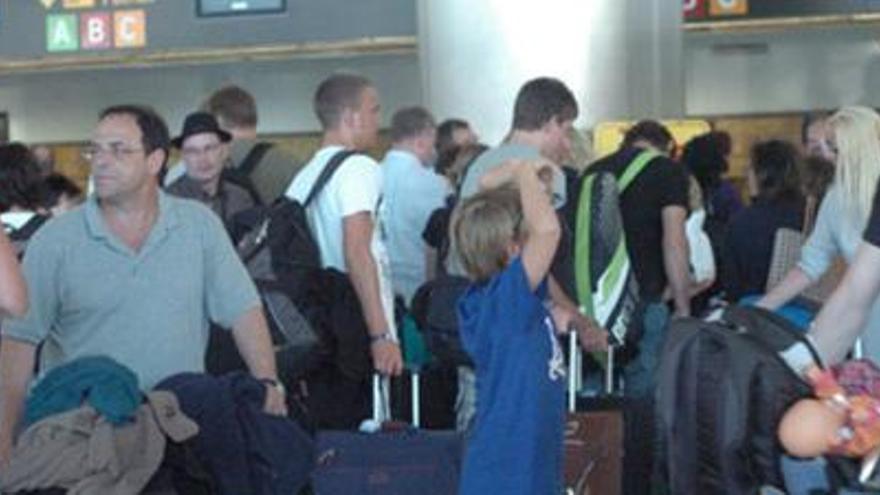 Pasajeros esperan a facturar el equipaje en la terminal del Aeropuerto de Gran Canaria. i LA PROVINCIA/DLP