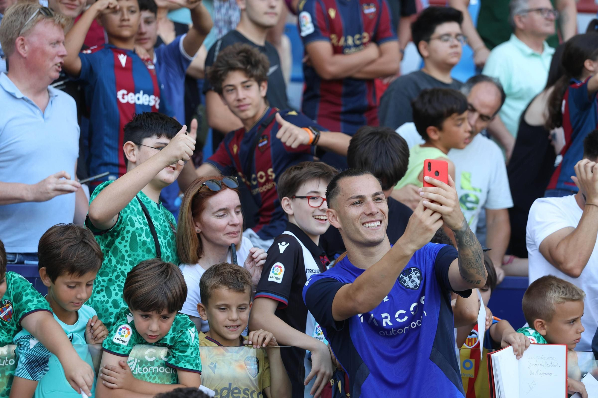 Ambiente de Primera en el entrenamiento a puertas abiertas