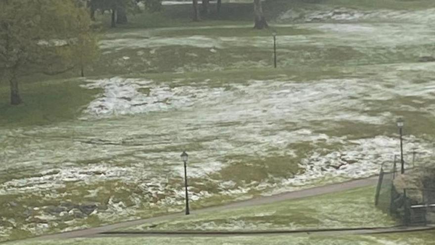 Vuelve el invierno: Oviedo amanece cubierto de blanco