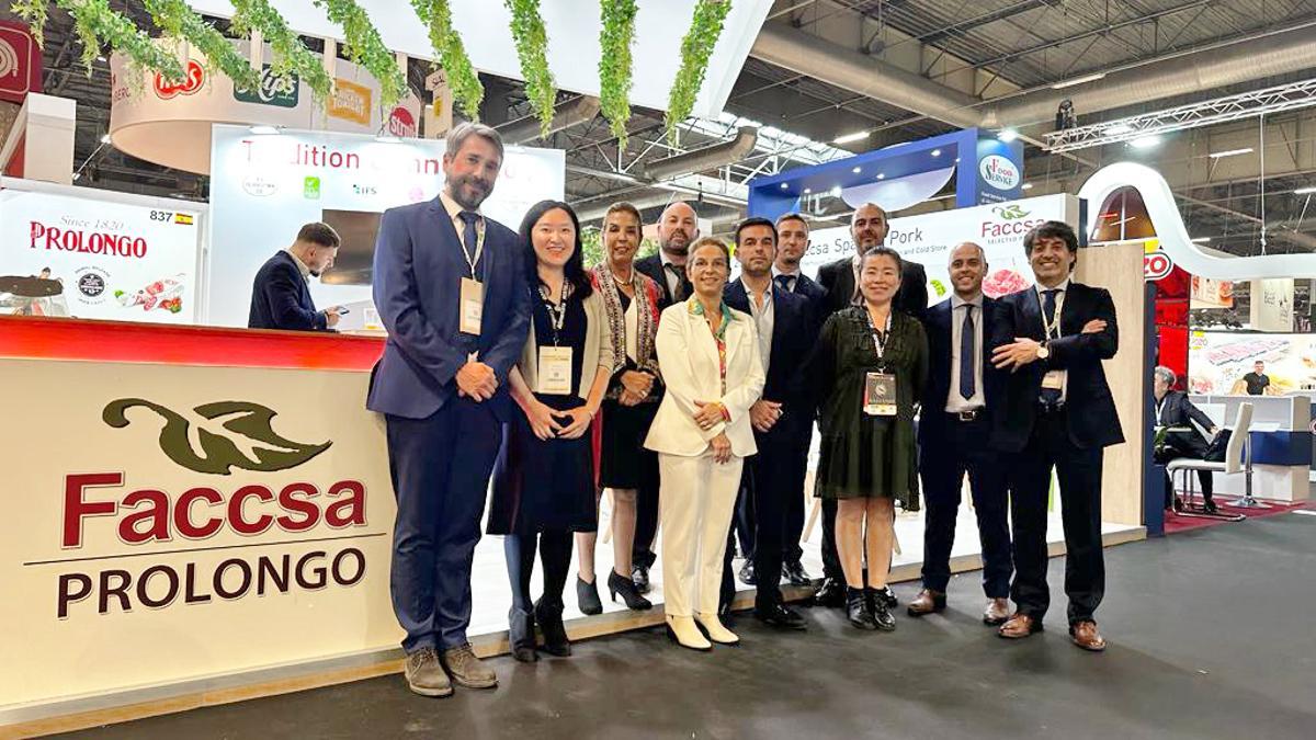 El grupo de Faccsa-Prolongo en el stand de la empresa