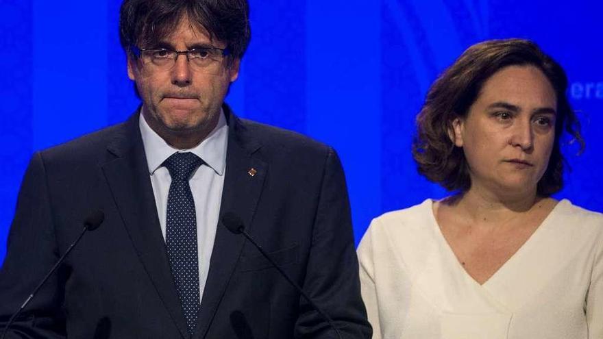 Puigdemont y Ada Colau en su comparecencia ayer ante los medios de comunicación. // Efe