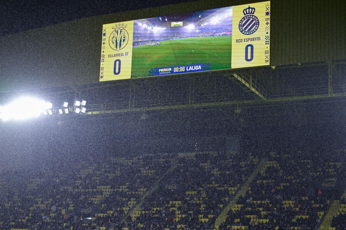 Aspecto del Estadio de la Cerámica justo antes de la suspensión del partido.