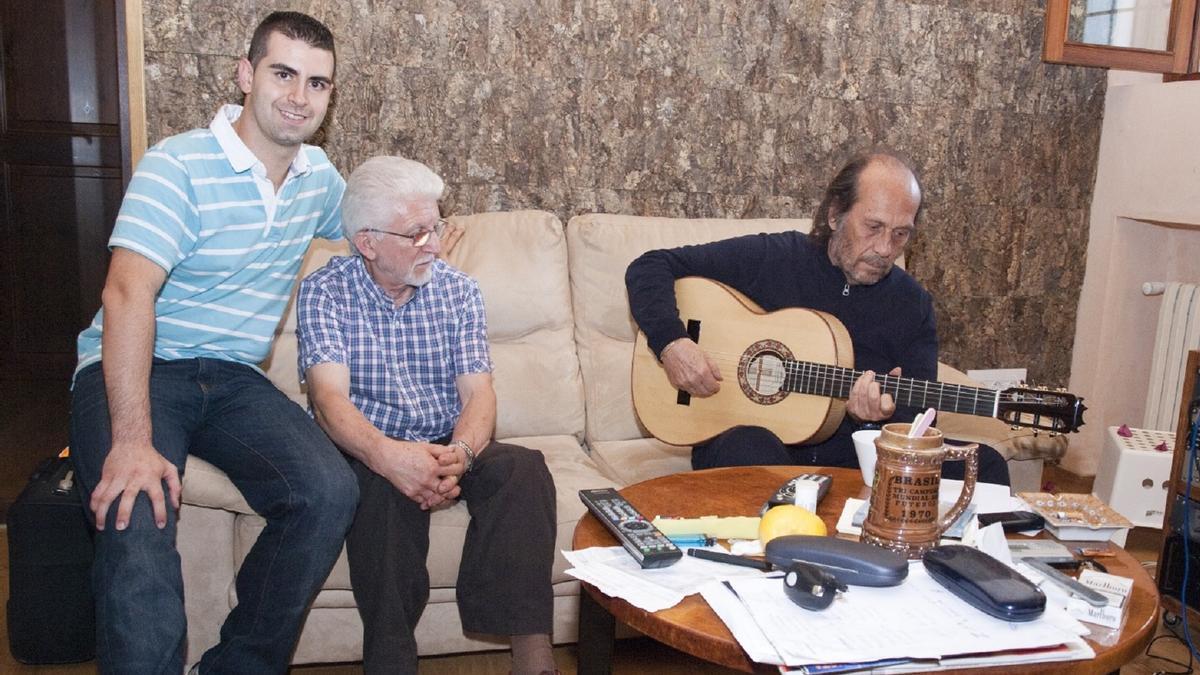La familia Sanchis junto al maestro Paco de Lucía en su casa de Mallorca con la guitarra que le regalaron.