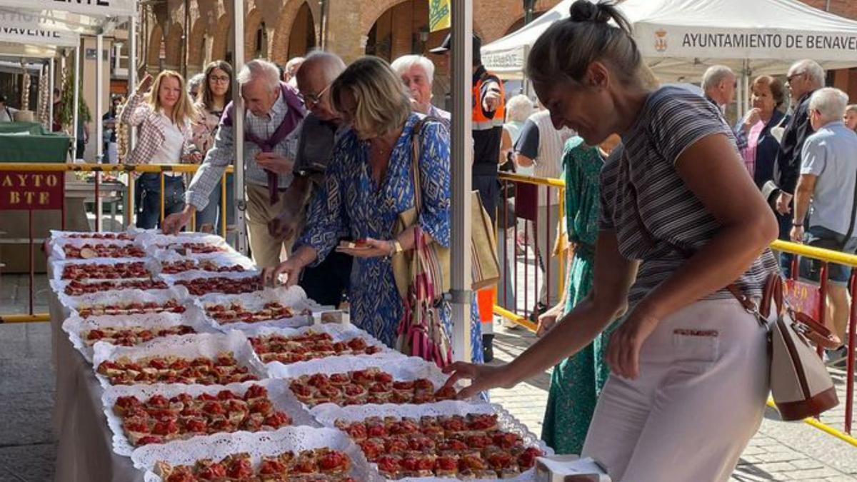 Un momento de la degustación de pimientos asados ofrecida por el Fernando II. | J. A. G.