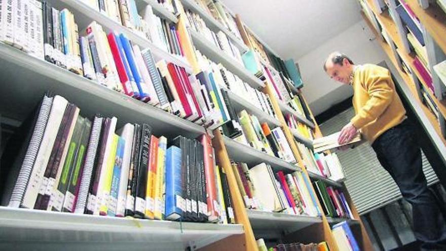 Fernando García Abella, director de la Biblioteca Jovellanos, con los fondos del Padre Patac.