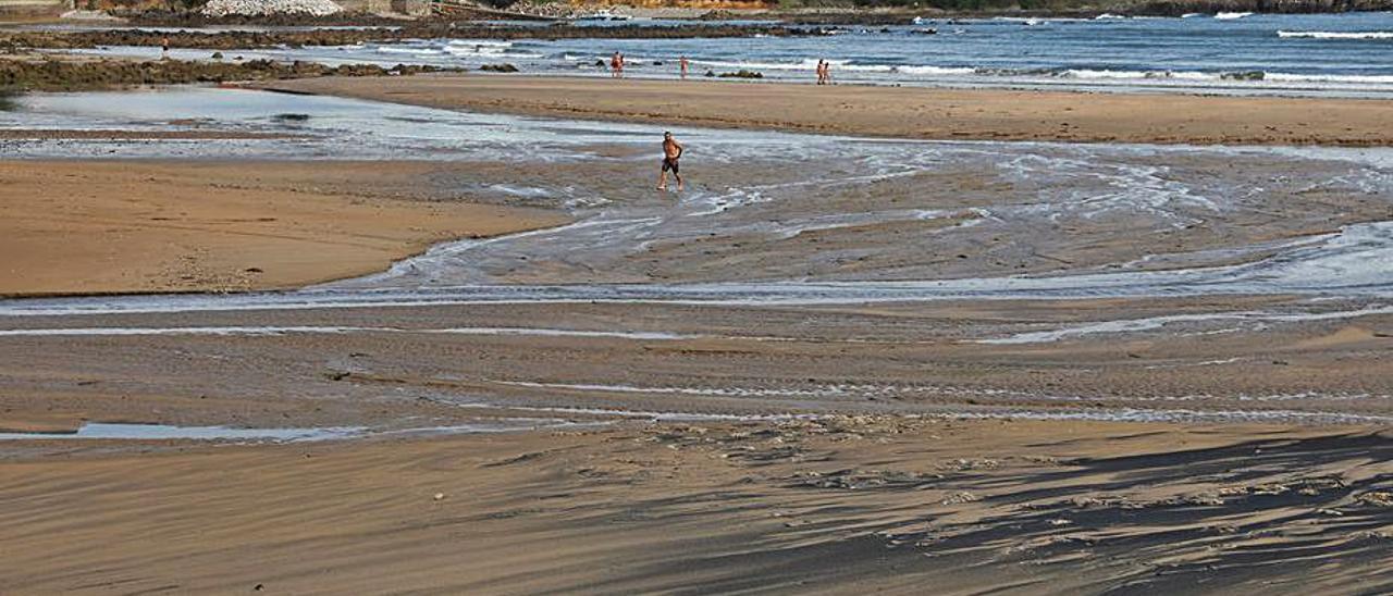 La playa de Bañugues.