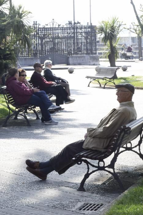 Gente tomando el sol en Gijón